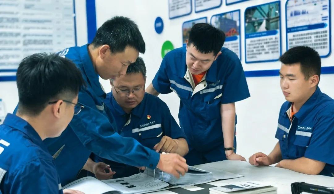 Anh Song (tr&aacute;i 3) c&ugrave;ng đồng nghiệp b&agrave;n bạc về khả năng giải quyết trong cuộc họp.